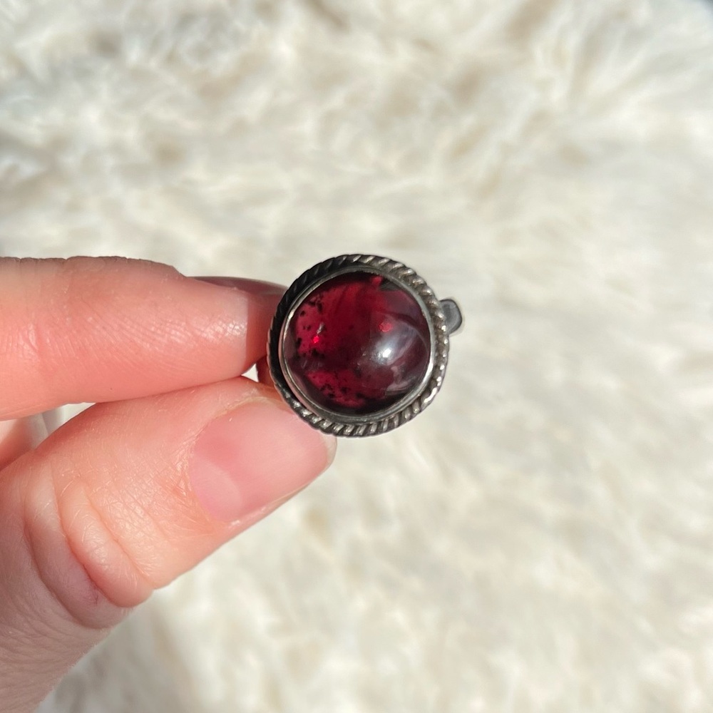 Vintage Sterling Silver Garnet Ring - Picture 5 of 13
